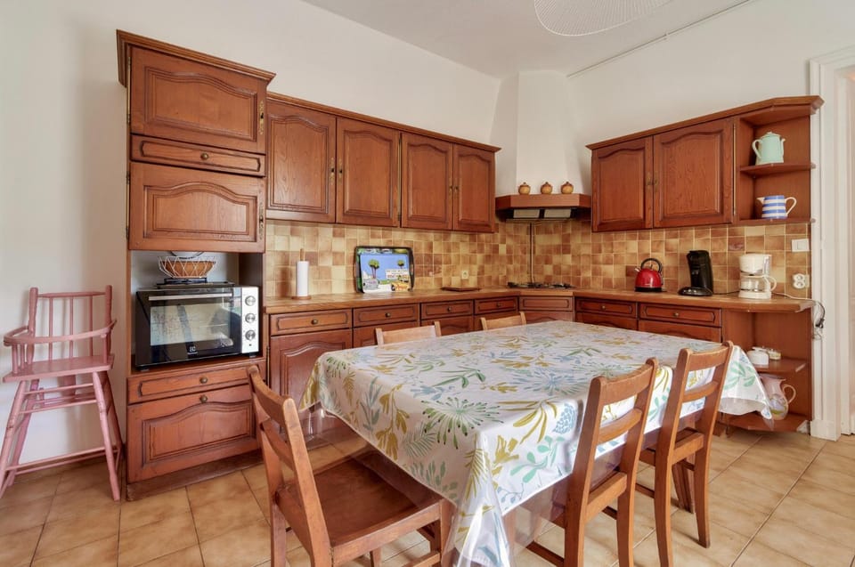 Property building, Kitchen or kitchenette, Living room