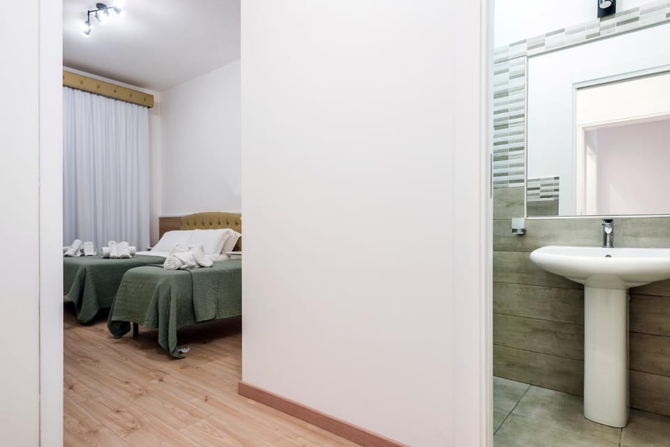 Bed, Bathroom, Photo of the whole room, Bedroom, towels