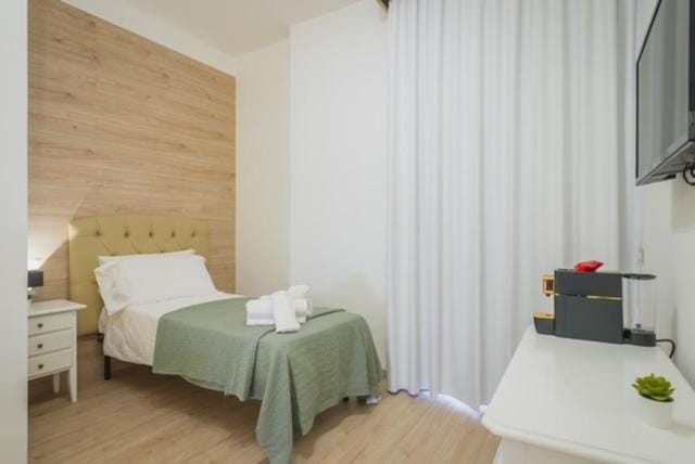 Bed, TV and multimedia, Photo of the whole room, Bedroom, towels