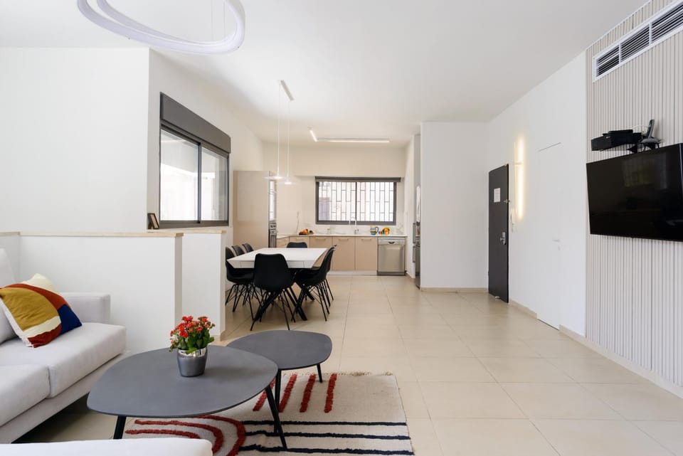 Communal lounge/ TV room, TV and multimedia, Kitchen or kitchenette, Living room, Seating area, Dining area