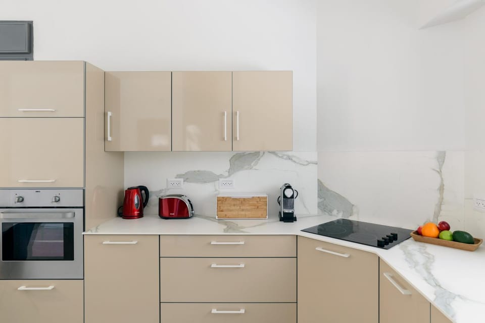 Coffee/tea facilities, Kitchen or kitchenette, dishwasher, oven, stove, toaster
