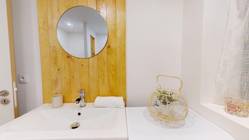 Bathroom, towels