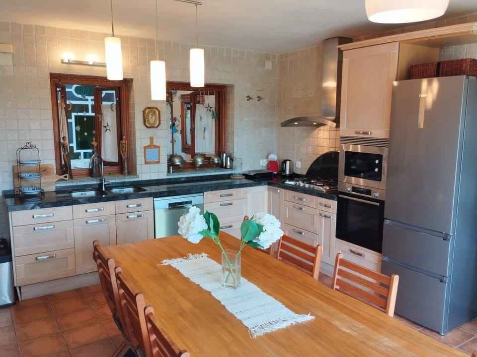 Kitchen or kitchenette, Dining area, dishwasher, oven, stove, toaster, kitchen