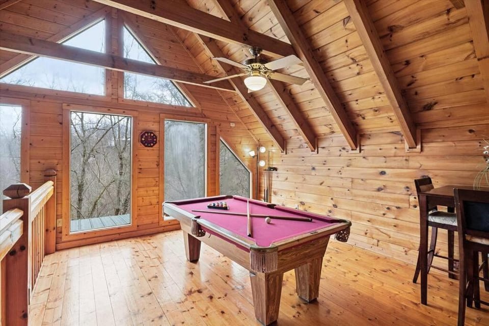 Great Location Hot tub Forest view KingBeds Arcade House in Gatlinburg