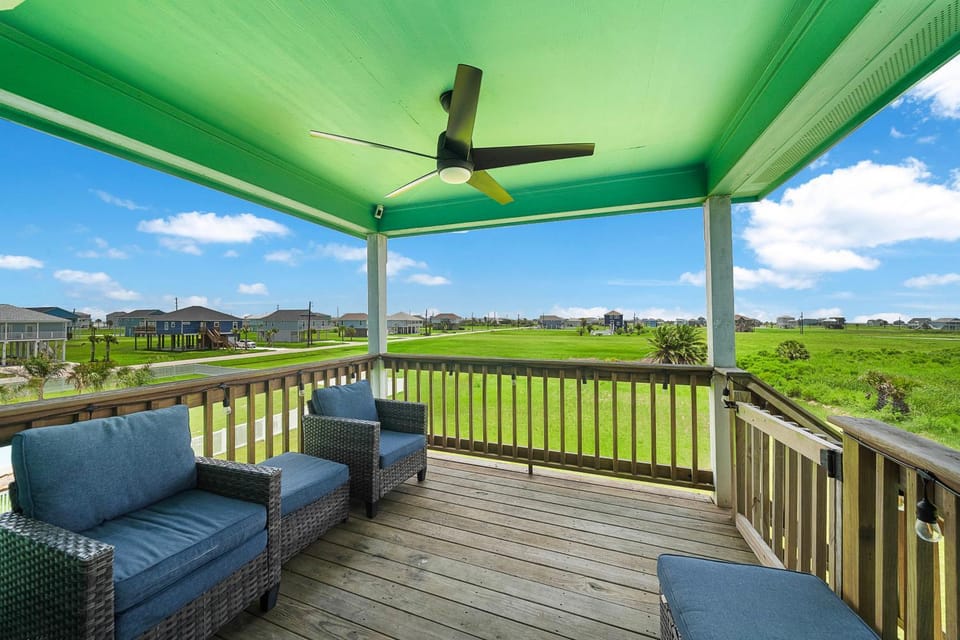 3 Blocks to the Beach! Peaceful Galveston Getaway House in Hitchcock