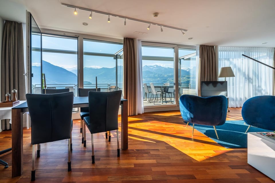 Living room, Seating area, Dining area, Mountain view