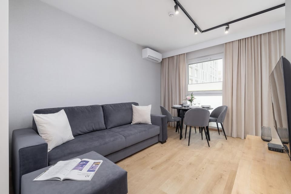 TV and multimedia, Living room, Seating area, Dining area, air conditioner
