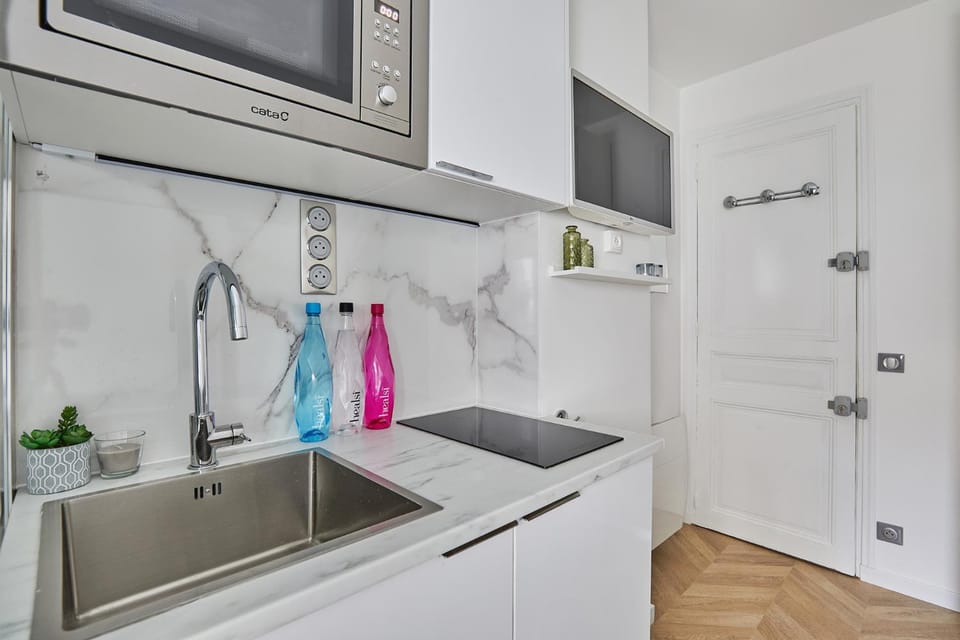 Kitchen or kitchenette, minibar, stove