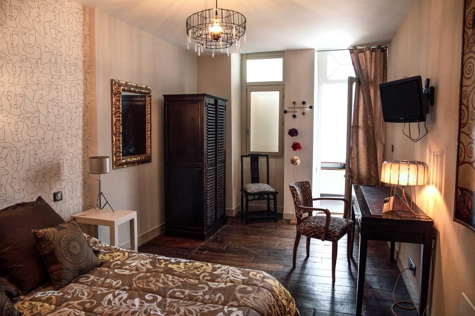 TV and multimedia, Photo of the whole room, Seating area, Bedroom, wardrobe