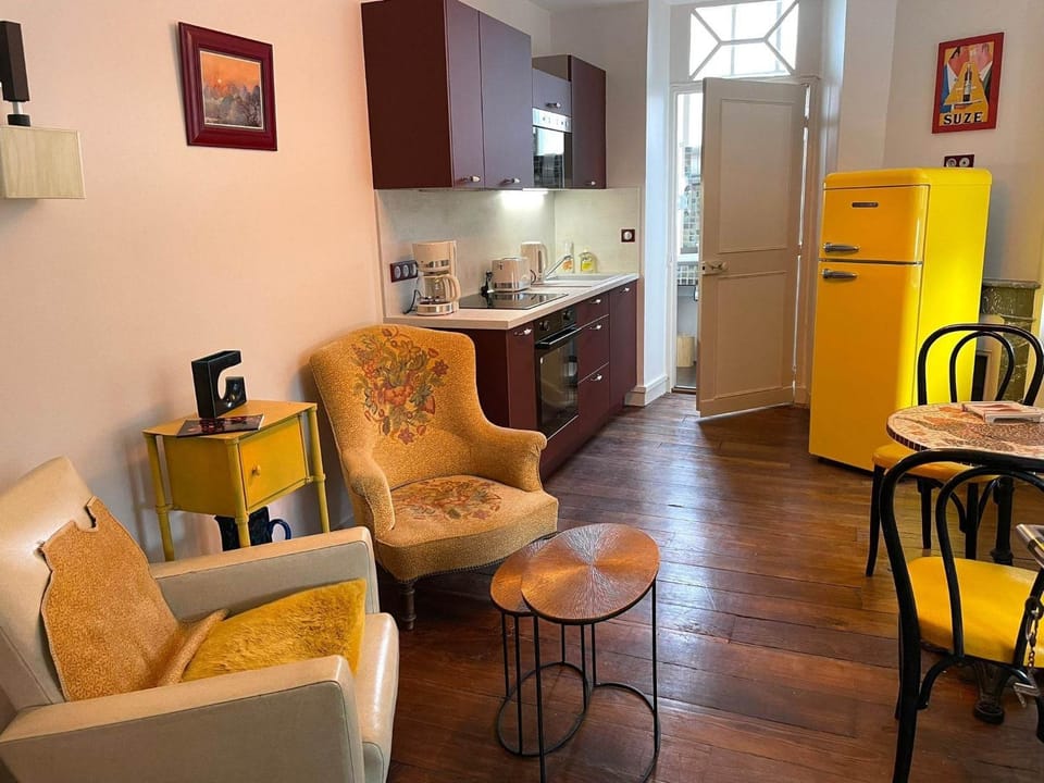 Seating area, minibar, stove
