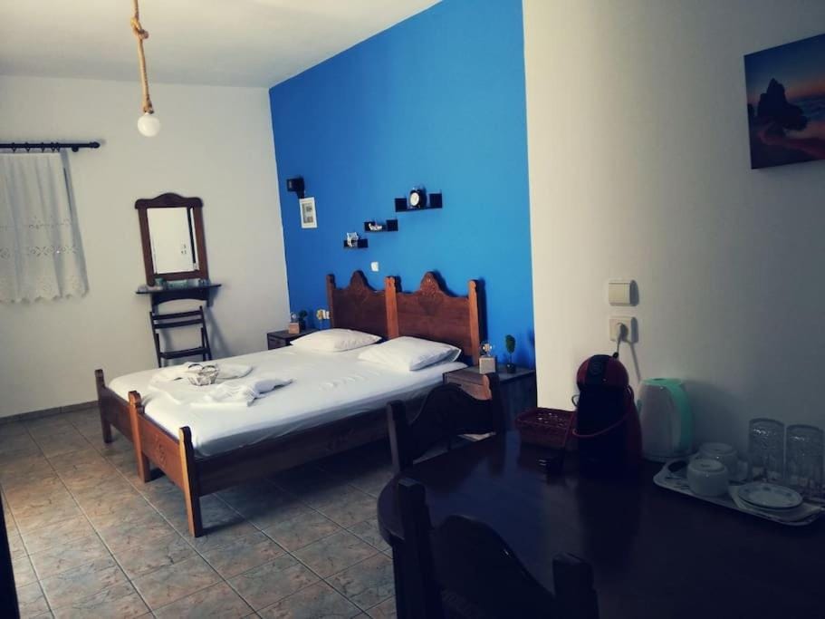 Photo of the whole room, Dining area