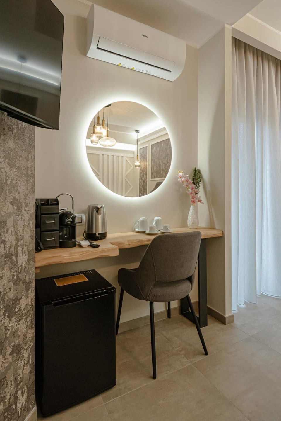 Coffee/tea facilities, minibar, air conditioner