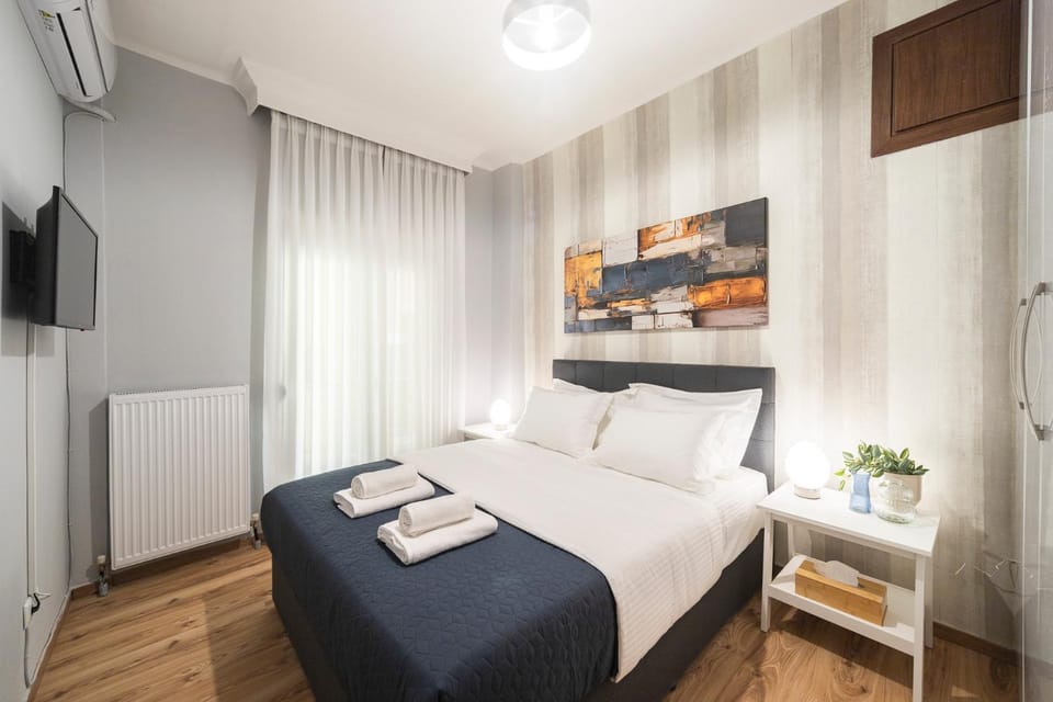 Bed, TV and multimedia, Bedroom