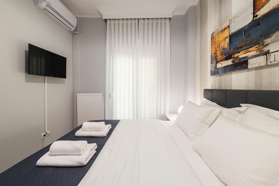 Bed, TV and multimedia, Bedroom