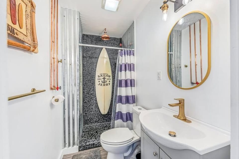 Livin Right Surf Loft: pickleball, basketball, close to the fun Apartment in Fort Walton Beach