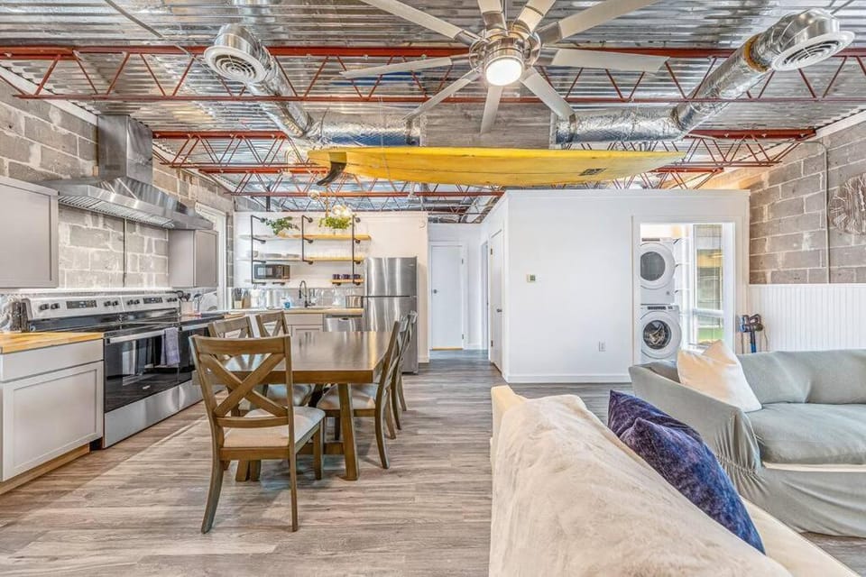 Livin Right Surf Loft: pickleball, basketball, close to the fun Apartment in Fort Walton Beach