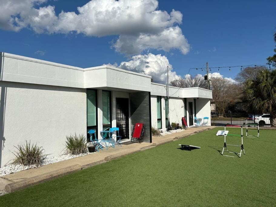 Livin Right Surf Loft: pickleball, basketball, close to the fun Apartment in Fort Walton Beach