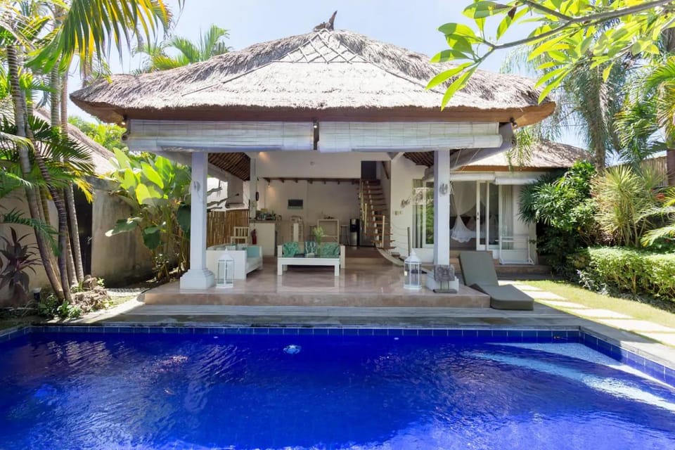Property building, Garden, Balcony/Terrace, Photo of the whole room, Decorative detail, On site, Pool view, Pool view, Swimming pool