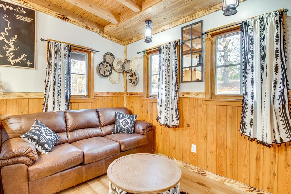 Serene & Cozy Studio Cabin: Walk to Norfork Lake! Cabin in Norfork Lake