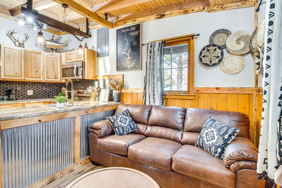 Serene & Cozy Studio Cabin: Walk to Norfork Lake! Cabin in Norfork Lake
