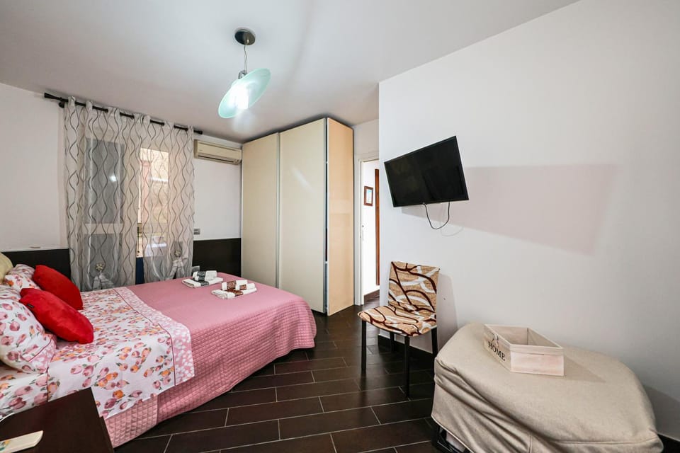 Bed, TV and multimedia, Bedroom, locker