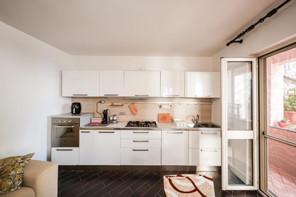 Living room, pet friendly, kitchen