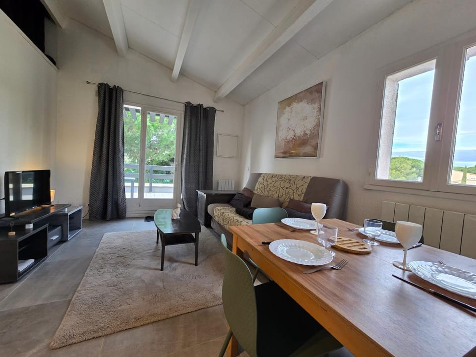 Joli appartement T2 cabine avec parking et wifi Tennis Village Cabin in Agde