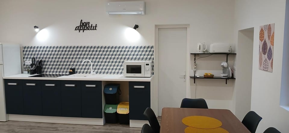Coffee/tea facilities, Kitchen or kitchenette, microwave, stove, toaster, air conditioner