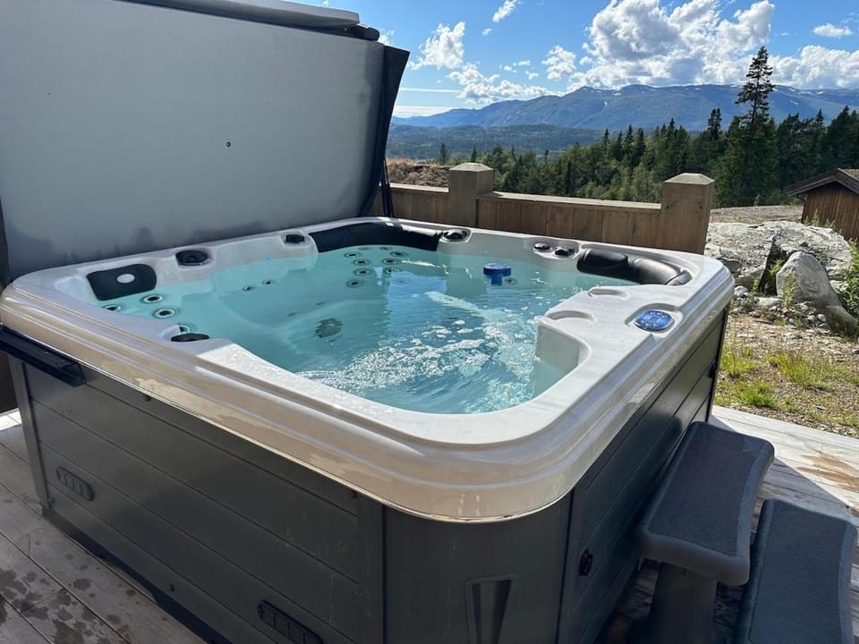 Flott moderne hytte i Holterdalen, 4 soverom, 2 bad, Jacuzzi, garasje House in Viken, Norway