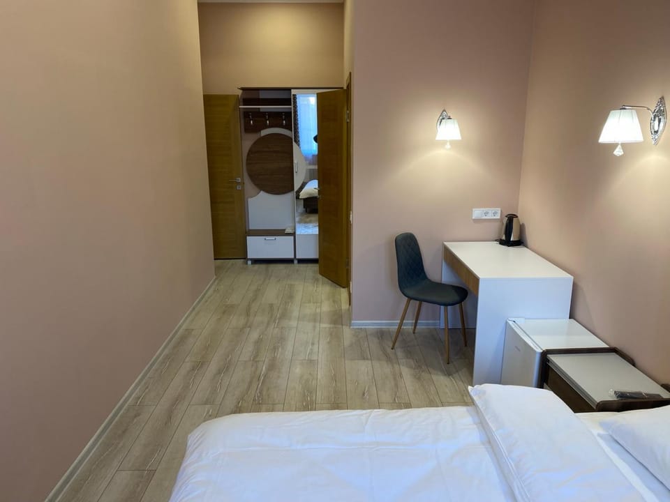Bed, Photo of the whole room, hair dresser