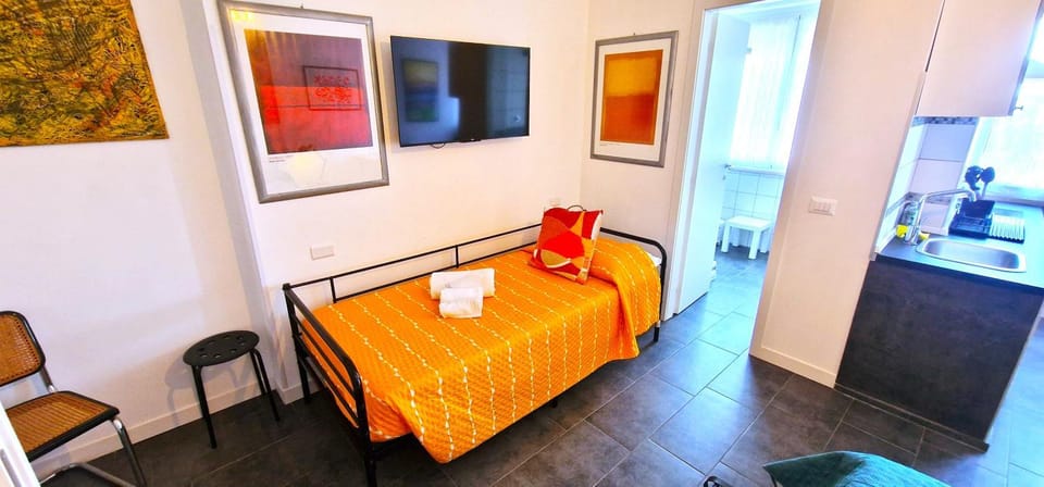 Bed, TV and multimedia, Photo of the whole room, towels