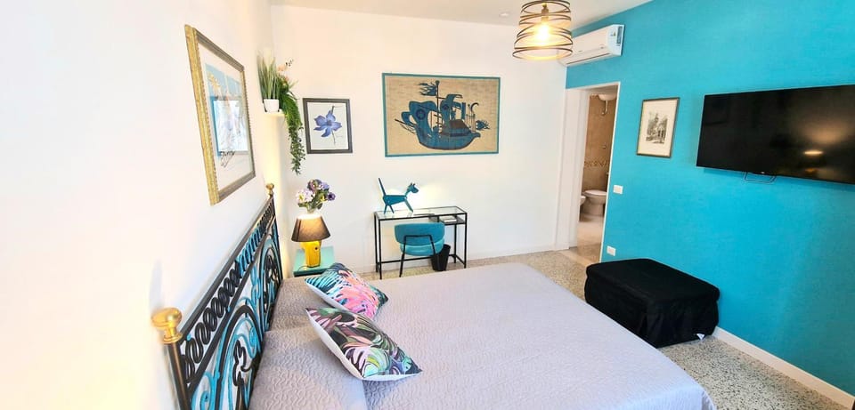 Bed, TV and multimedia, Photo of the whole room, Bedroom, hair dresser