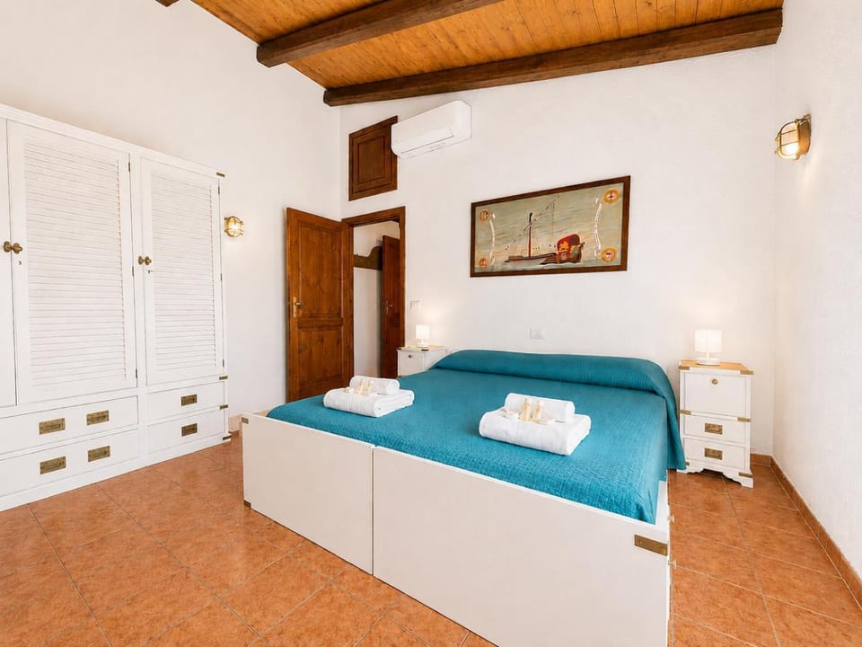 Photo of the whole room, Bedroom, wardrobe