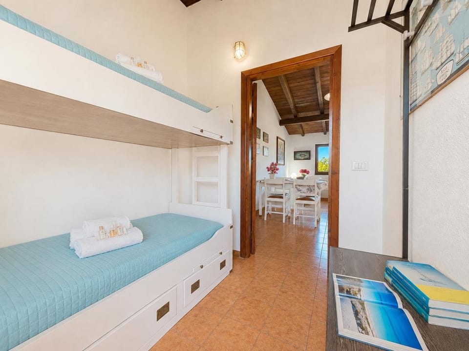 Bedroom, bunk bed