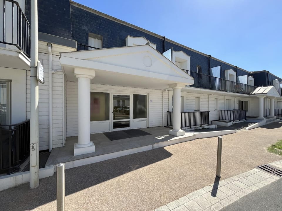 Property building, Facade/entrance, Off site