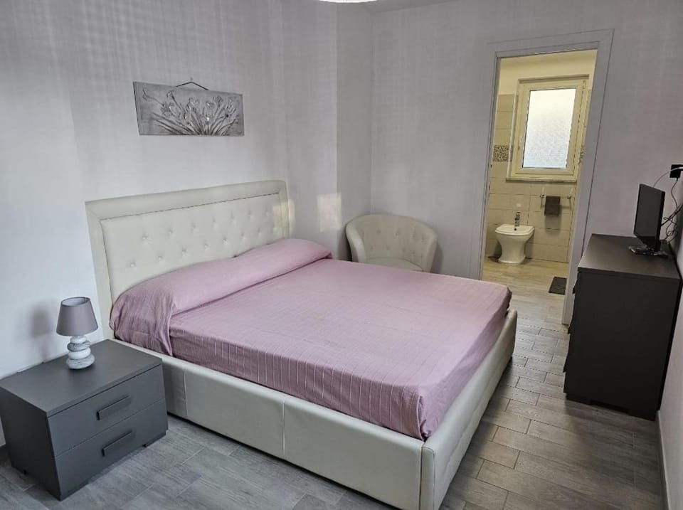 Bathroom, TV and multimedia, Bedroom