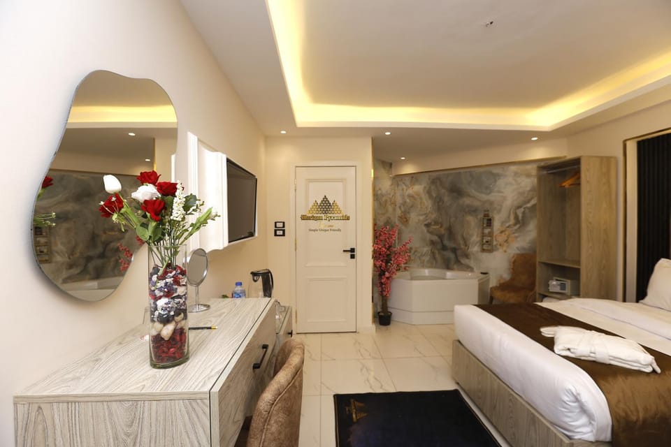 Bed, Hot Tub, Bathroom, Photo of the whole room, Seating area, Bedroom, Bath, safe, towels, wardrobe