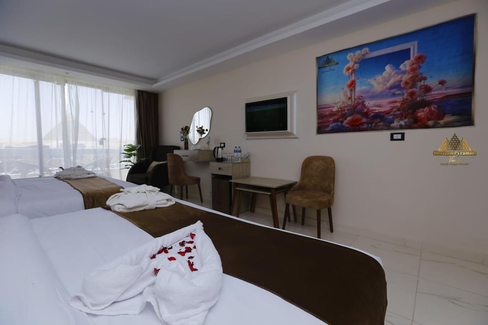 Bed, Neighbourhood, Natural landscape, TV and multimedia, Living room, Photo of the whole room, Seating area, Bedroom, minibar, towels