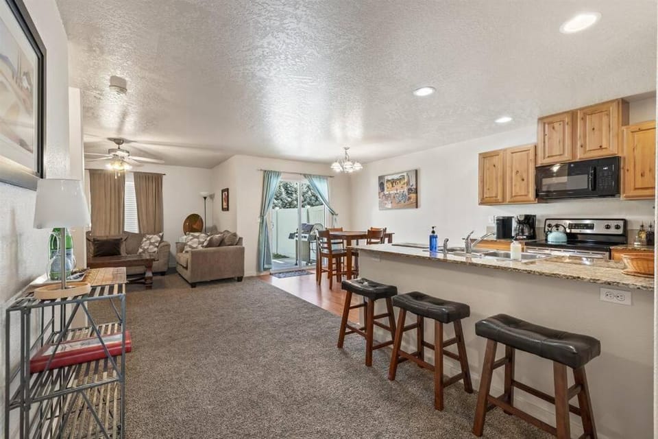 Charming Private Twnhome w/ Large Fenced Yard (58) House in Meridian