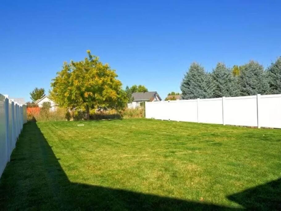 Charming Private Twnhome w/ Large Fenced Yard (58) House in Meridian