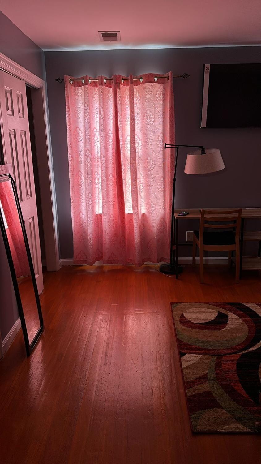 Bed, TV and multimedia, Photo of the whole room, Seating area, Bedroom
