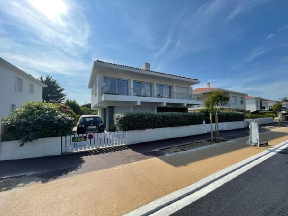 Property building, Facade/entrance, Off site