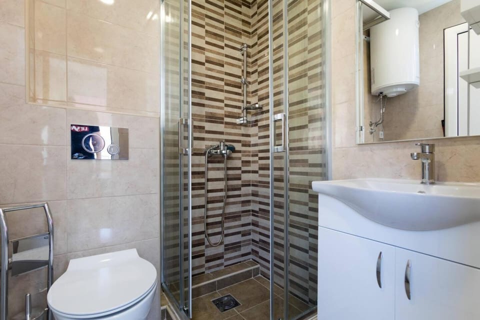 Shower, Toilet, Bathroom, towels, washing machine
