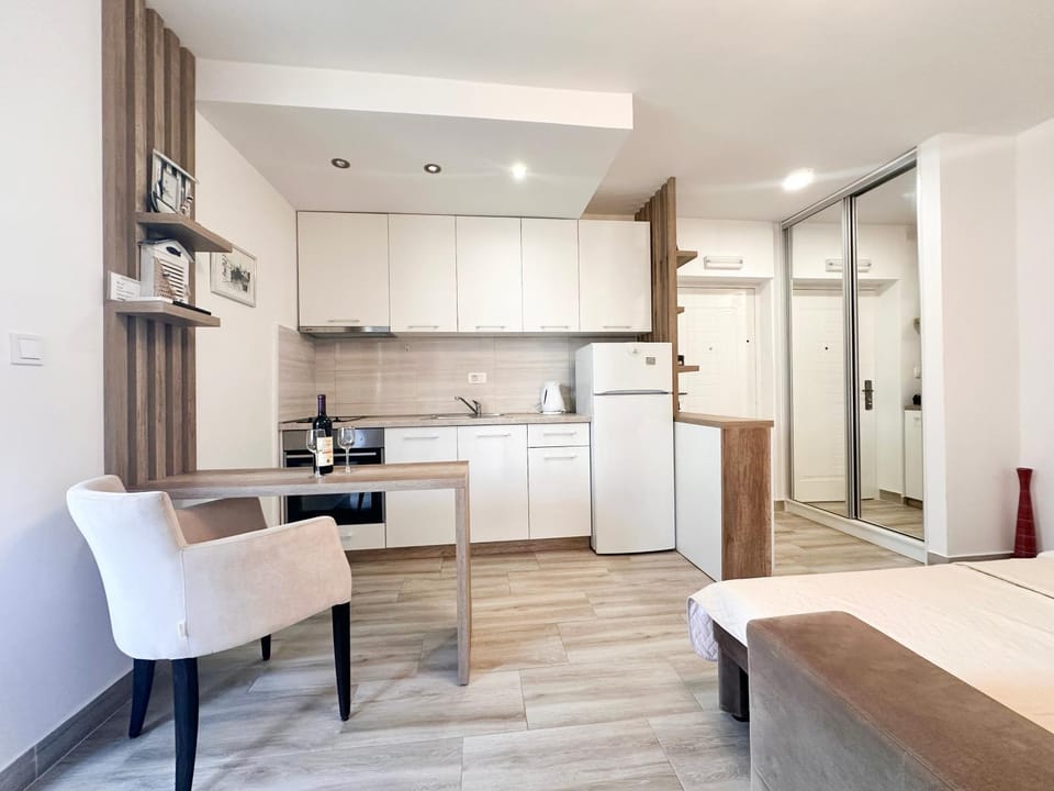 Kitchen or kitchenette, oven