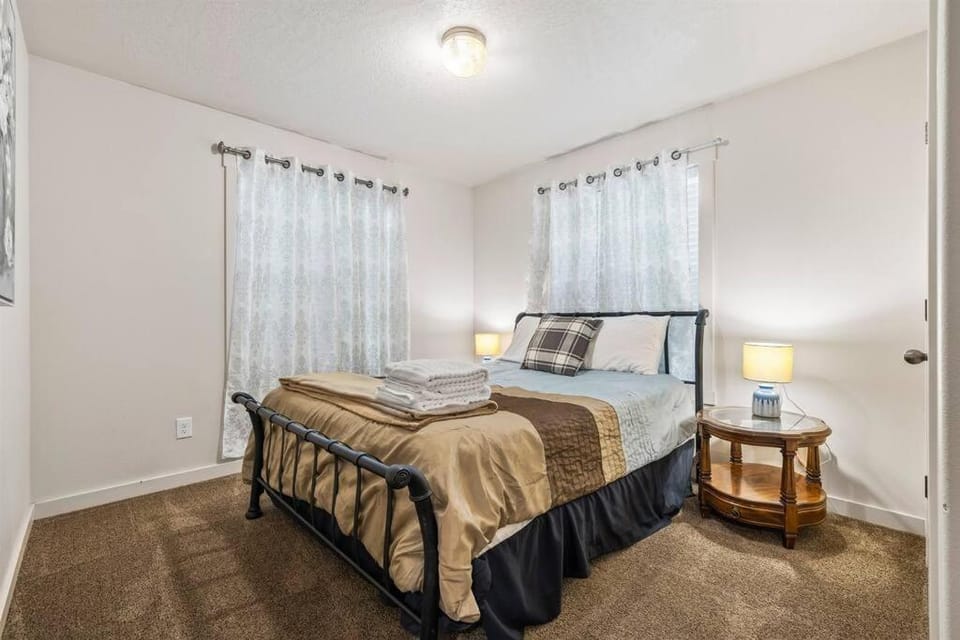 Charming home w/ Fenced Yard On Quiet Street (98) House in Meridian