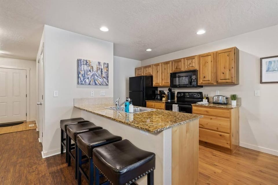 Charming home w/ Fenced Yard On Quiet Street (98) House in Meridian