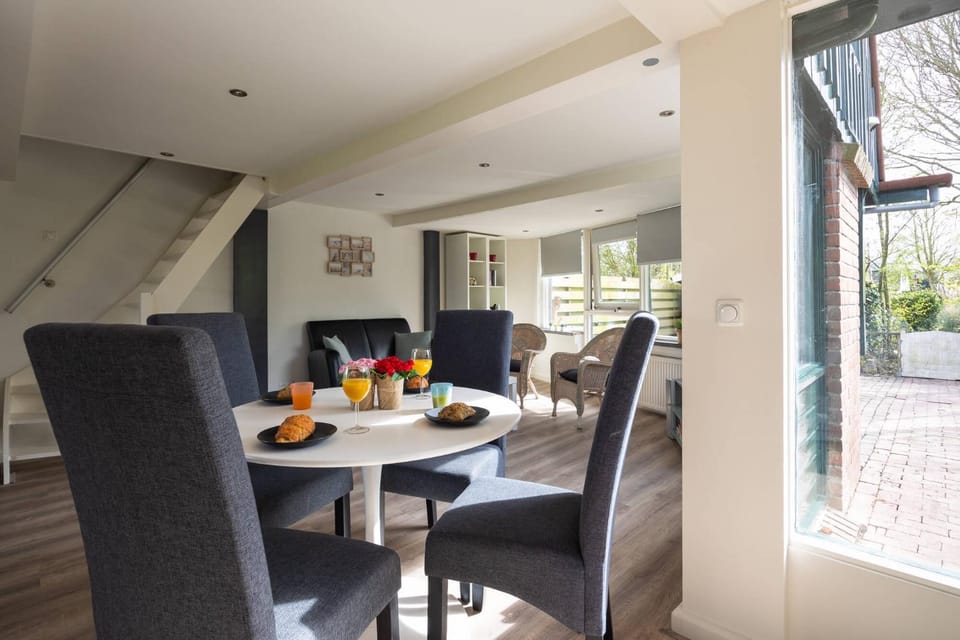 Food and drinks, Seating area, Dining area, Food