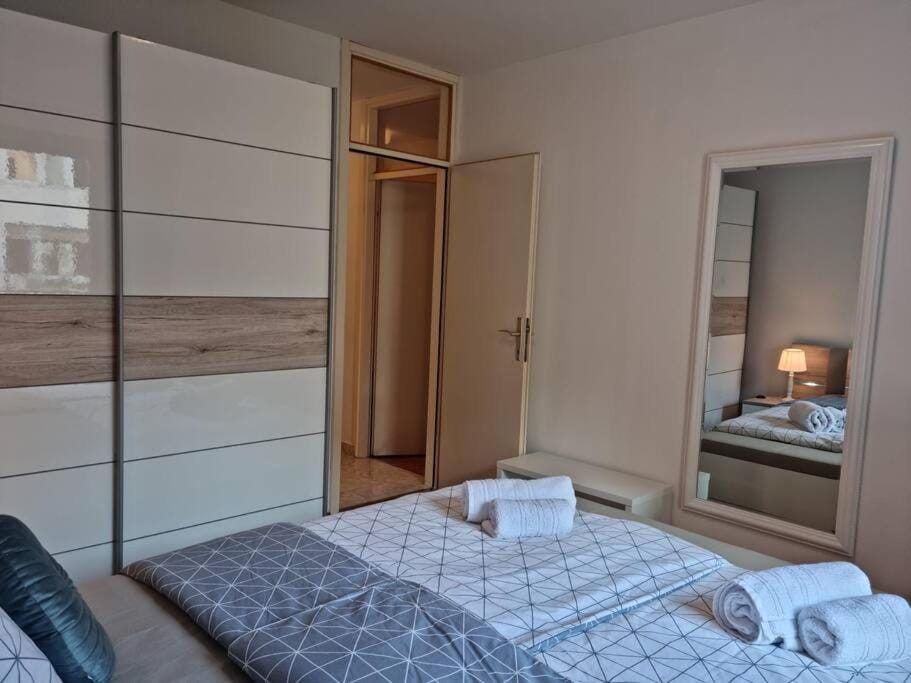 Bed, Bedroom, towels, wardrobe