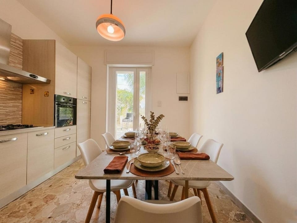 Kitchen or kitchenette, Dining area, stove