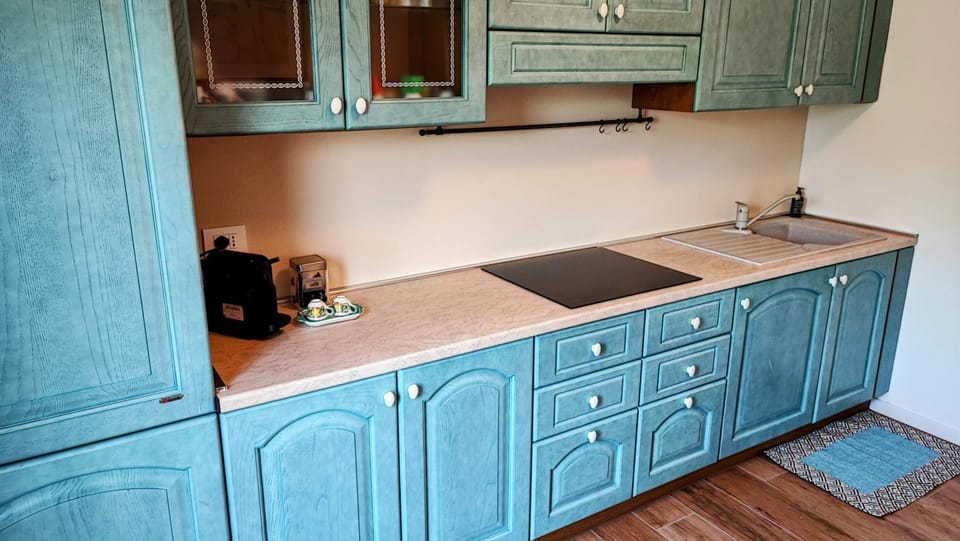 Coffee/tea facilities, Kitchen or kitchenette, stove